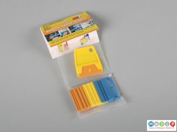Front view of a set of plastic razor blades showing the packaging.