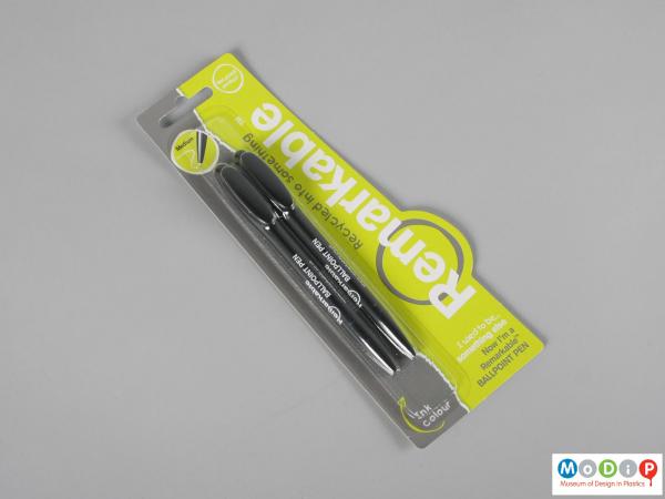 Front vierw of a packet of pen showing the packaging.