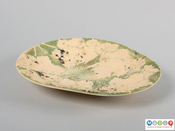 Side view of a fruit dish showing the overall shape.