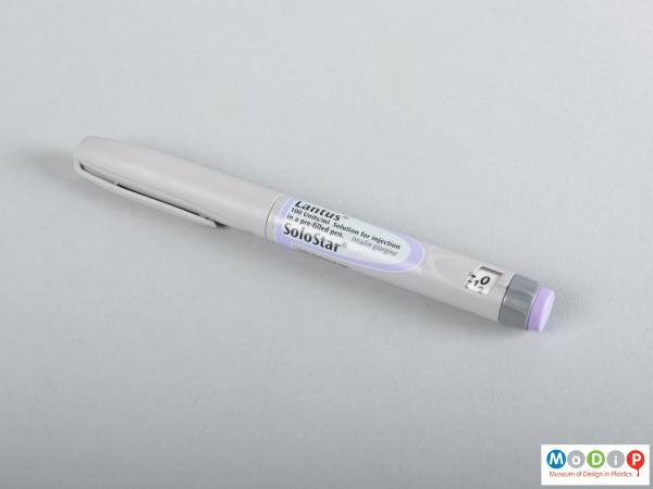 Side view of an insulin pen showing the control dial.