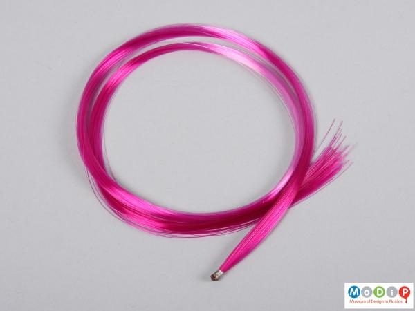 Side view of bow hair showing the pink colour.