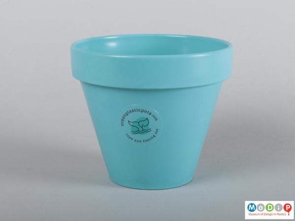 Side view of a flower pot showing the self adhesive label.