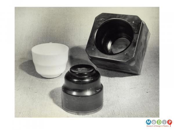 Scanned image showing a mould for a cup.