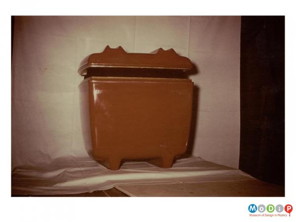 Scanned image showing a lidded box.