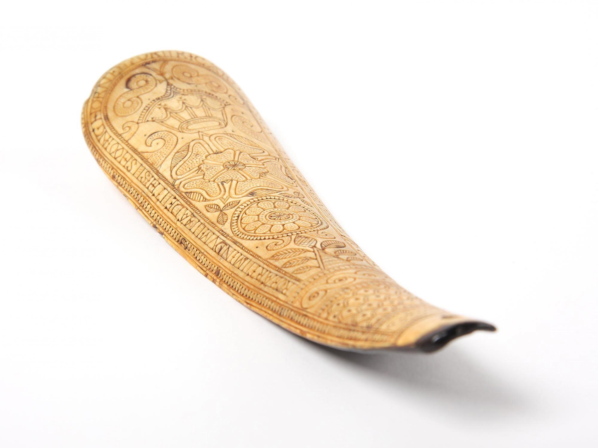 Engraved shoe horn