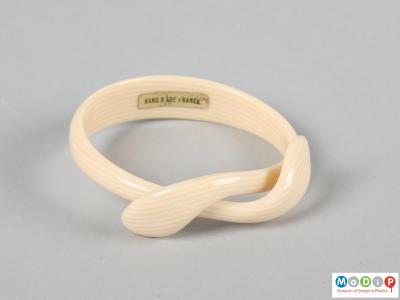 Side view of a bangle showing the crossed ends.