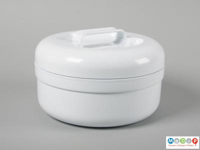 Side view of a lunch box showing the large handle in the lid.