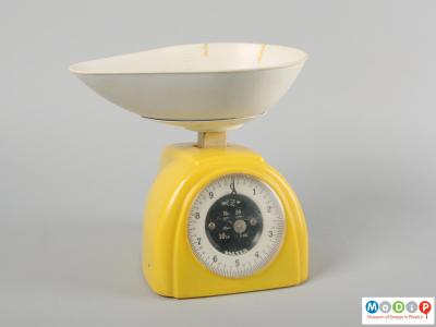 Front view of a set of kitchen scales showing the dial.